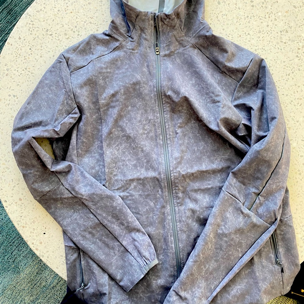 Lululemon light weight jacket. LARGE, condition: brand new, gray/white color